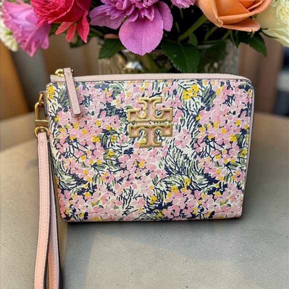 Tory Burch Handbags - Tory Burch Britten Large Zip Pouch Wristlet (A687)